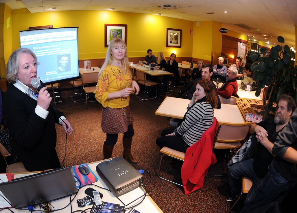 Repas ufologique (isaure est la blonde).JPG